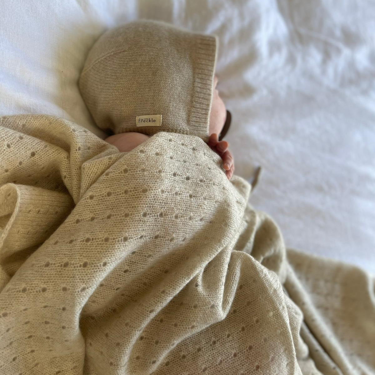 The cutest soft knit cashmere bonnet , made to keep your little ones warm. Tie to fasten under the chin. Pair with one of our All-in One Cashmere Bodysuits.   Comes in a white Gift Box 100% Designer baby Cashmere Colour - apricot ivory 