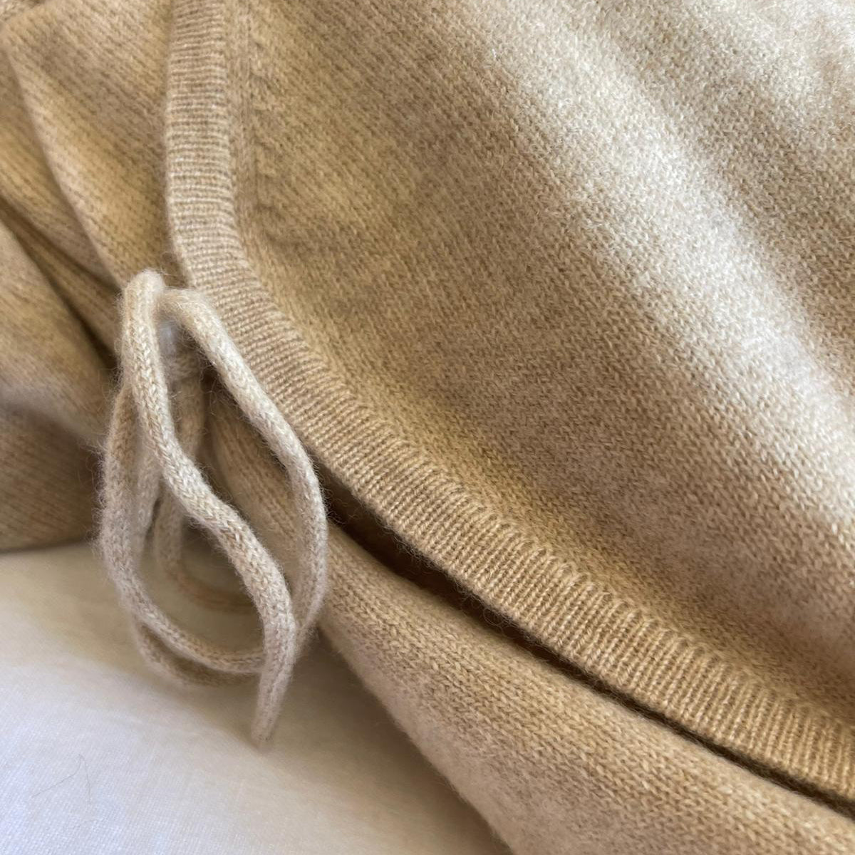 Newborn luxury gift box set, and if your looking for a special gift for a baby shower, this stunning unisex gift should be top of your list. This includes our incredibly soft and lightweight designer baby cashmere blanket, All-in one cashmere Kimono bodysuit, sleepsuits, baby grow  cashmere Bonnet, Boots & Natural Hairbrush. Comes in a White gift box, Perfect newborn gift 